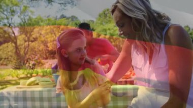 Beyaz bir ailenin bahçede yemek yemesi üzerine geramny bayrağı animasyonu. Küresel yaşam tarzı, aile ve vatanseverlik kavramı dijital olarak oluşturulmuş video.