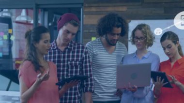 Ofiste iş tartışması yapan farklı meslektaşların ikonlarıyla bağlantı ağının animasyonu. Küresel iş, bağlantılar ve dijital arayüz kavramı dijital olarak oluşturulmuş video.