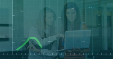 Muhtelif meslektaşların ofiste iş görüşmesi üzerine finansal veri işleme animasyonu. Küresel iş, finans, bilgisayar ve dijital arayüz kavramı dijital olarak oluşturulmuş video.