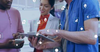 Ofisteki tablet kullanılarak farklı meslekdaşlar üzerinde ekoloji simgelerinin canlandırılması. İş, teknoloji ve dijital arayüz kavramı dijital olarak oluşturuldu.