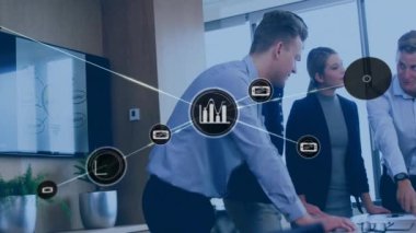Ofisteki çeşitli iş adamları üzerinde grafik simgeleriyle bağlantı ağının animasyonu. Küresel finans, iş, bağlantılar, hesaplama ve veri işleme kavramı dijital olarak oluşturulmuş video.