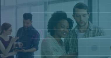 Muhtelif meslektaşların ofiste iş görüşmesi üzerine finansal veri işleme animasyonu. Küresel iş, finans, bilgisayar, iletişim ve dijital arayüz kavramı dijital olarak oluşturulmuş video.