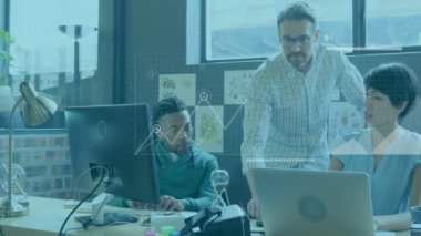 Ofisteki çeşitli iş adamları üzerinde finansal veri işleme animasyonu. Küresel finans, iş, bağlantılar, hesaplama ve veri işleme kavramı dijital olarak oluşturulmuş video.