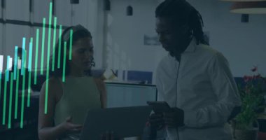 Ofisteki çeşitli iş adamları üzerinde finansal veri işleme animasyonu. Küresel finans, iş, bağlantılar, hesaplama ve veri işleme kavramı dijital olarak oluşturulmuş video.