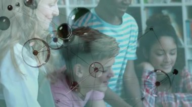 Sınıftaki çeşitli öğrenciler üzerinde bağlantı ve veri işleme ağının animasyonu. Küresel eğitim, öğrenme, veri işleme ve bilgi kavramı dijital olarak oluşturulmuş video.