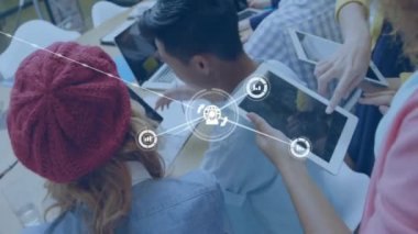 Tablet kullanan çeşitli meslektaşlar üzerindeki simgelerle bağlantı ağının animasyonu. İş, teknoloji ve dijital arayüz kavramı dijital olarak oluşturuldu.