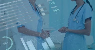 Çeşitli kadın doktorların konuştuğu veri işleme ve diyagramların animasyonu. Tıp, teknoloji ve dijital arayüz kavramı dijital olarak oluşturulmuş video.