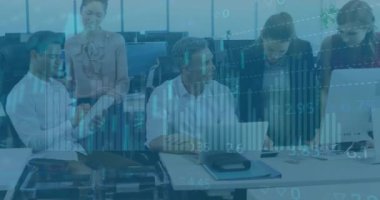 Ofisteki çeşitli iş adamları üzerinde finansal veri işleme animasyonu. Küresel finans, iş, bağlantılar, hesaplama ve veri işleme kavramı dijital olarak oluşturulmuş video.