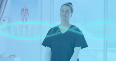 Laboratuvar ortamında DNA sarmal grafiği olan bir tıbbi uzman. Bilim, genetik, araştırma, biyoteknoloji, sağlık, yenilik