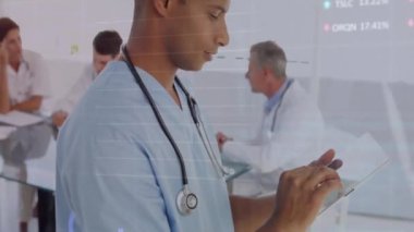 Tablet kullanan çift ırklı erkek doktorun finansal veri işleme animasyonu. Küresel tıp, işletme, bağlantılar, hesaplama ve veri işleme kavramı dijital olarak oluşturulmuş video.