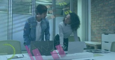 Muhtelif meslektaşların ofiste iş görüşmesi üzerine finansal veri işleme animasyonu. Küresel iş, finans, bilgisayar ve dijital arayüz kavramı dijital olarak oluşturulmuş video.