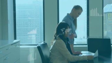 Ofisteki çeşitli iş adamları üzerinde finansal veri işleme animasyonu. Küresel finans, iş, bağlantılar, hesaplama ve veri işleme kavramı dijital olarak oluşturulmuş video.