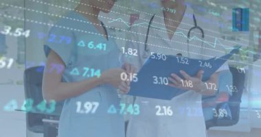 Sağlık uzmanlarının belgeleri incelediği borsa veri animasyonu. Finans, analitik, takım çalışması, teknoloji, işbirliği, araştırma