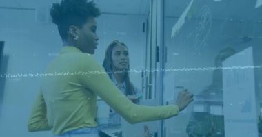 Cam tahtaya yazı yazmak, iş kadınları ofis sahnesinde veri işlemeyi tartışıyor. Takım çalışması, beyin fırtınası, veri analizi, ofis hayatı, şirket, işbirliği