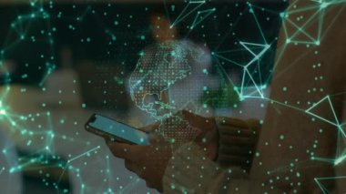 Akıllı telefon kullanan kadın üzerindeki bağlantıların ve dünyanın animasyonu. Dijital olarak oluşturulmuş küresel iletişim, bağlantılar, hesaplama ve dijital arayüz kavramı.