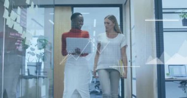 Ofisteki çeşitli iş adamları üzerinde finansal veri işleme animasyonu. Küresel finans, iş, bağlantılar, hesaplama ve veri işleme kavramı dijital olarak oluşturulmuş video.