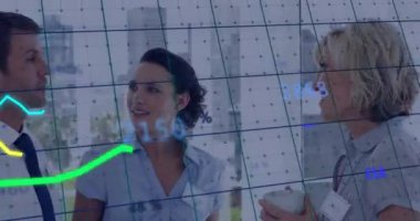 Ofiste konuşan Kafkas meslektaşlarının diyagram ve veri işleme animasyonları. Teknoloji, iş ve dijital arayüz kavramı dijital olarak oluşturulmuş video.