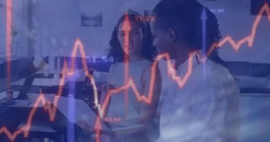 Ofisteki çeşitli iş adamları üzerinde finansal veri işleme animasyonu. Küresel finans, iş, bağlantılar, hesaplama ve veri işleme kavramı dijital olarak oluşturulmuş video.