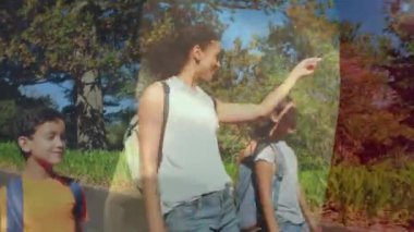 Parkta yürüyen anne ve çocukların üzerinde Fransa bayrağının canlandırılması. Küresel yaşam tarzı, aile ve vatanseverlik kavramı dijital olarak oluşturulmuş video.