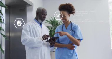 Çeşitli doktorların ekolojik ikonlar ve veri işleme animasyonları. Küresel tıp, bağlantılar, hesaplama ve veri işleme kavramı dijital olarak oluşturulmuş video.