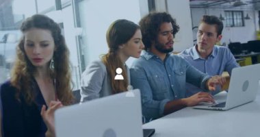 Ofisteki dizüstü bilgisayar kullanan çeşitli meslektaşlar üzerinde medya simgelerinin canlandırılması. İş, teknoloji ve dijital arayüz kavramı dijital olarak oluşturuldu.