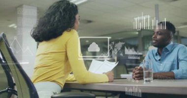 Muhtelif meslektaşların ofiste iş görüşmesi üzerine finansal veri işleme animasyonu. Küresel iş, finans, bilgisayar ve dijital arayüz kavramı dijital olarak oluşturulmuş video.