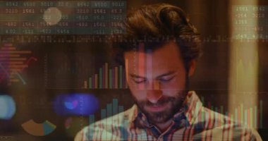 Beyaz iş adamının akıllı telefon kullanarak üzerinde şema ve veri işleme animasyonları. Küresel iş, teknoloji ve dijital arayüz kavramı dijital olarak oluşturulmuş video.