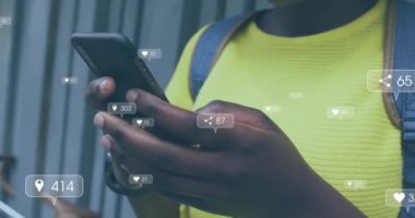 Akıllı telefon kullanan Afro-Amerikan kadın üzerinde ikon ve veri işleme animasyonları. Dijital olarak oluşturulmuş küresel sosyal medya, bağlantılar, hesaplama ve veri işleme kavramı.