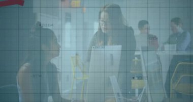 Ofisteki çeşitli iş adamları üzerinde finansal veri işleme animasyonu. Küresel finans, iş, bağlantılar, hesaplama ve veri işleme kavramı dijital olarak oluşturulmuş video.