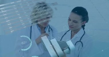 Tablet kullanan beyaz kadın doktorların veri işleme ve diyagramlarının animasyonu. Tıp, teknoloji ve dijital arayüz kavramı dijital olarak oluşturulmuş video.