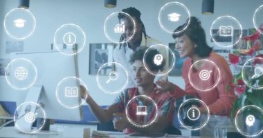 Ofisteki çeşitli iş adamları üzerinde iş ikonları ve veri işleme animasyonları. Küresel finans, iş, bağlantılar, hesaplama ve veri işleme kavramı dijital olarak oluşturulmuş video.