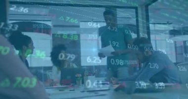 Ofisteki çeşitli iş adamları üzerinde finansal veri işleme animasyonu. Küresel finans, iş, bağlantılar, hesaplama ve veri işleme kavramı dijital olarak oluşturulmuş video.