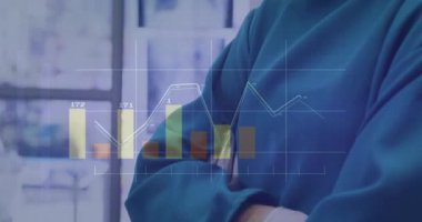 Kafkas kadın cerrah üzerinde veri işleme animasyonu. Küresel tıp, bağlantılar, hesaplama ve veri işleme kavramı dijital olarak oluşturulmuş video.