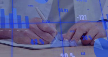 Kafkasyalı işadamının ellerinde finansal veri işleme animasyonunun ofiste not tutması. Küresel iş, finans, bilgisayar ve dijital arayüz kavramı dijital olarak oluşturulmuş video.