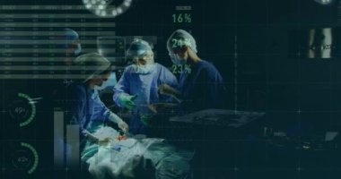 Çeşitli cerrahlar üzerinde veri işleme animasyonu. Küresel tıp, bağlantılar, hesaplama ve veri işleme kavramı dijital olarak oluşturulmuş video.