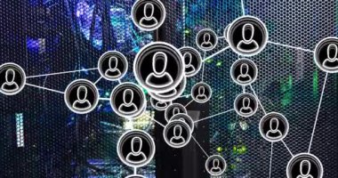 Bilgisayar sunucuları üzerinden insan simgeleri ve veri işleme ağları animasyonu. Dijital olarak oluşturulmuş küresel bağlantılar, hesaplama ve veri işleme kavramı.