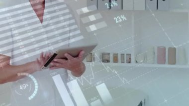 Tablet kullanan beyaz kadın doktor üzerinden finansal veri işleme animasyonu. Küresel tıp, işletme, bağlantılar, hesaplama ve veri işleme kavramı dijital olarak oluşturulmuş video.