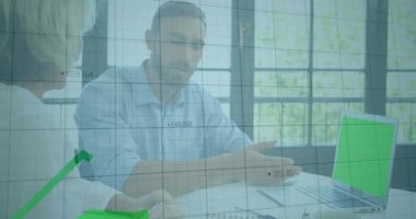 Muhtelif meslektaşların ofiste iş görüşmesi üzerine finansal veri işleme animasyonu. Küresel iş, finans, bilgisayar ve dijital arayüz kavramı dijital olarak oluşturulmuş video.