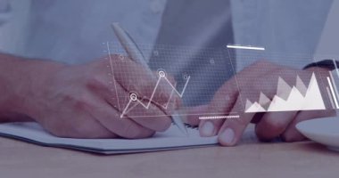 Kafkasyalı işadamının ellerinde finansal veri işleme animasyonunun ofiste not tutması. Küresel iş, finans, bilgisayar ve dijital arayüz kavramı dijital olarak oluşturulmuş video.