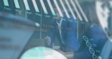 Muhtelif meslektaşların ofiste toplanması üzerine finansal veri işleme animasyonu. Küresel iş, finans, bilgisayar ve dijital arayüz kavramı dijital olarak oluşturulmuş video.