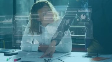 Ofisteki çeşitli iş adamları üzerinde finansal veri işleme animasyonu. Küresel finans, iş, bağlantılar, hesaplama ve veri işleme kavramı dijital olarak oluşturulmuş video.