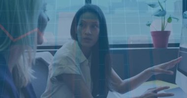 Muhtelif meslektaşların ofiste iş görüşmesi üzerine finansal veri işleme animasyonu. Küresel iş, finans, bilgisayar ve dijital arayüz kavramı dijital olarak oluşturulmuş video.