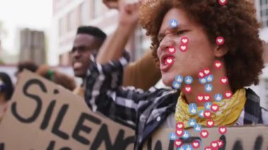 Caddelerdeki çeşitli protestocular üzerinde emoji simgelerinin canlandırılması. Küresel iletişim, sosyal medya ve dijital arayüz kavramı dijital olarak oluşturulmuş video.