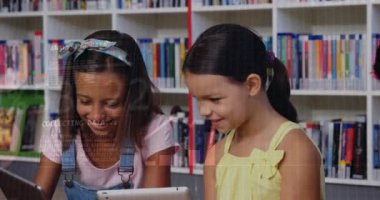 Okul kütüphanesinde tablet kullanan çocuklar üzerine ikili kod animasyonu. Teknoloji, eğitim, kodlama, öğrenme, dijital, öğrenciler