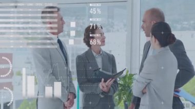 Ofisteki çeşitli iş adamları üzerinde finansal veri işleme animasyonu. Küresel finans, iş, bağlantılar, hesaplama ve veri işleme kavramı dijital olarak oluşturulmuş video.