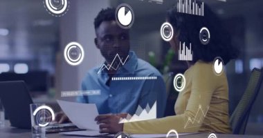 Ofisteki çeşitli iş adamları üzerinde veri işleme animasyonu. Küresel finans, iş, bağlantılar, hesaplama ve veri işleme kavramı dijital olarak oluşturulmuş video.