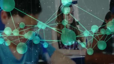 Sınıftaki çeşitli öğrenciler üzerinde bağlantı ve veri işleme ağının animasyonu. Küresel eğitim, öğrenme, veri işleme ve bilgi kavramı dijital olarak oluşturulmuş video.