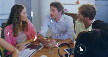 Ofiste toplanan farklı meslektaşlar üzerinde ekoloji ikonlarının canlandırılması. İş, teknoloji ve dijital arayüz kavramı dijital olarak oluşturuldu.