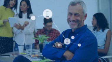 Ofiste çalışan farklı meslekdaşların ikonlarıyla bağlantı ağının animasyonu. Küresel iş, bağlantılar ve dijital arayüz kavramı dijital olarak oluşturulmuş video.