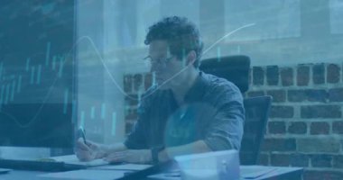 Kafkas işadamının ofisindeki finansal veri işleme animasyonu. Küresel finans, iş, bağlantılar, hesaplama ve veri işleme kavramı dijital olarak oluşturulmuş video.